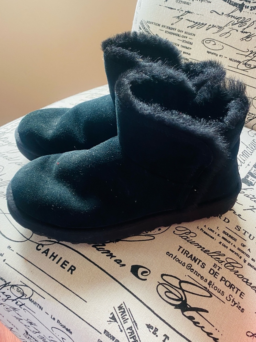 Authentic Ugg size 9 - Picture 10 of 13